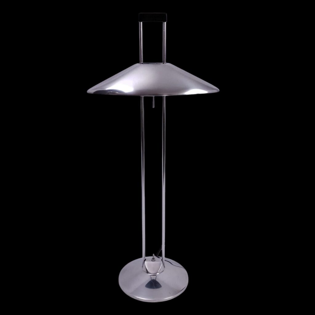 “Lámpara de sobremesa Regina de Jorge Pensi para B.Lux, premiada con el Delta de Plata 1987, diseño icónico del diseño industrial español”