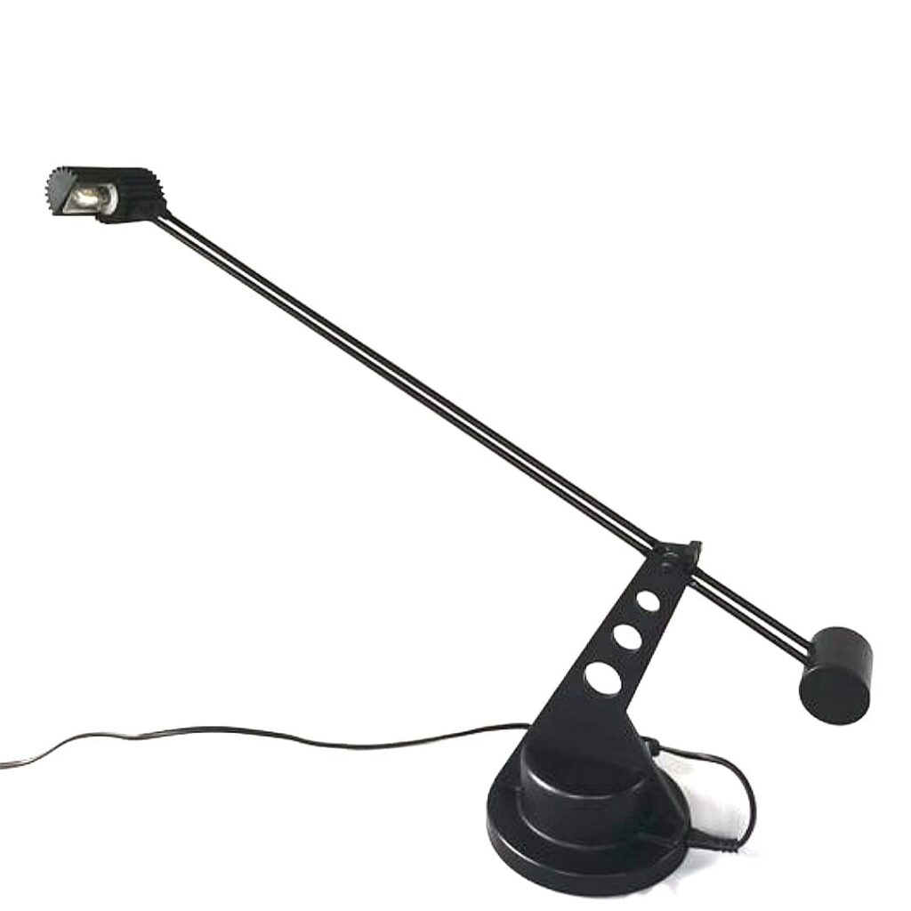 Lámpara de sobremesa Altalena de Luxo, con brazo metálico extralargo, base con contrapeso y articulación fija. Estética industrial de los años 80, con diseño funcional y expresión mecánica marcada por perforaciones y equilibrio estructural.