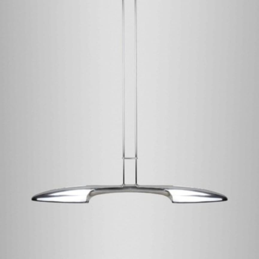 Lámpara colgante Olympia Billar de Jorge Pensi para B.Lux, con estructura lineal de aluminio pulido y difusores opales, suspendida mediante cables metálicos regulables. Diseño sobrio y funcional de estética industrial.