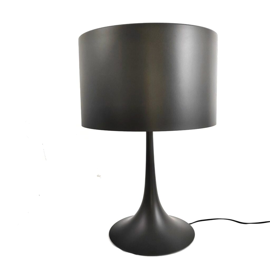 Lámpara de sobremesa Spun Light T2 de Flos, diseñada por Sebastian Wrong, en acabado negro brillante con pantalla metálica de gran diámetro y base cilíndrica, estilo contemporáneo.