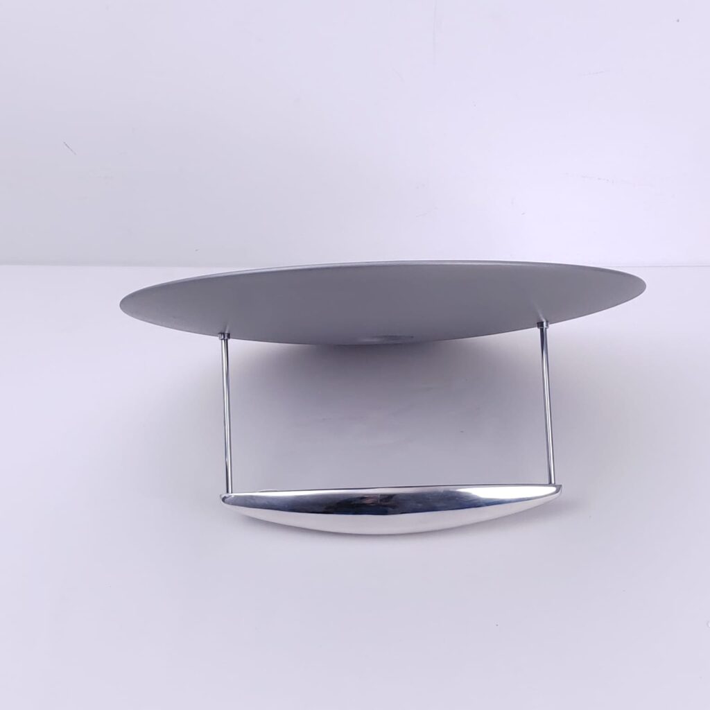 Diseñada por Jorge Pensi para B.Lux, la Balart es una luminaria de techo halógena caracterizada por su cuerpo de aluminio pulido y difusor mate, que proporciona una luz suave y uniforme. Con un diámetro de 46 cm, fue concebida para instalaciones en superficie y destaca por su depurado lenguaje formal, propio del diseño industrial español de los años noventa.